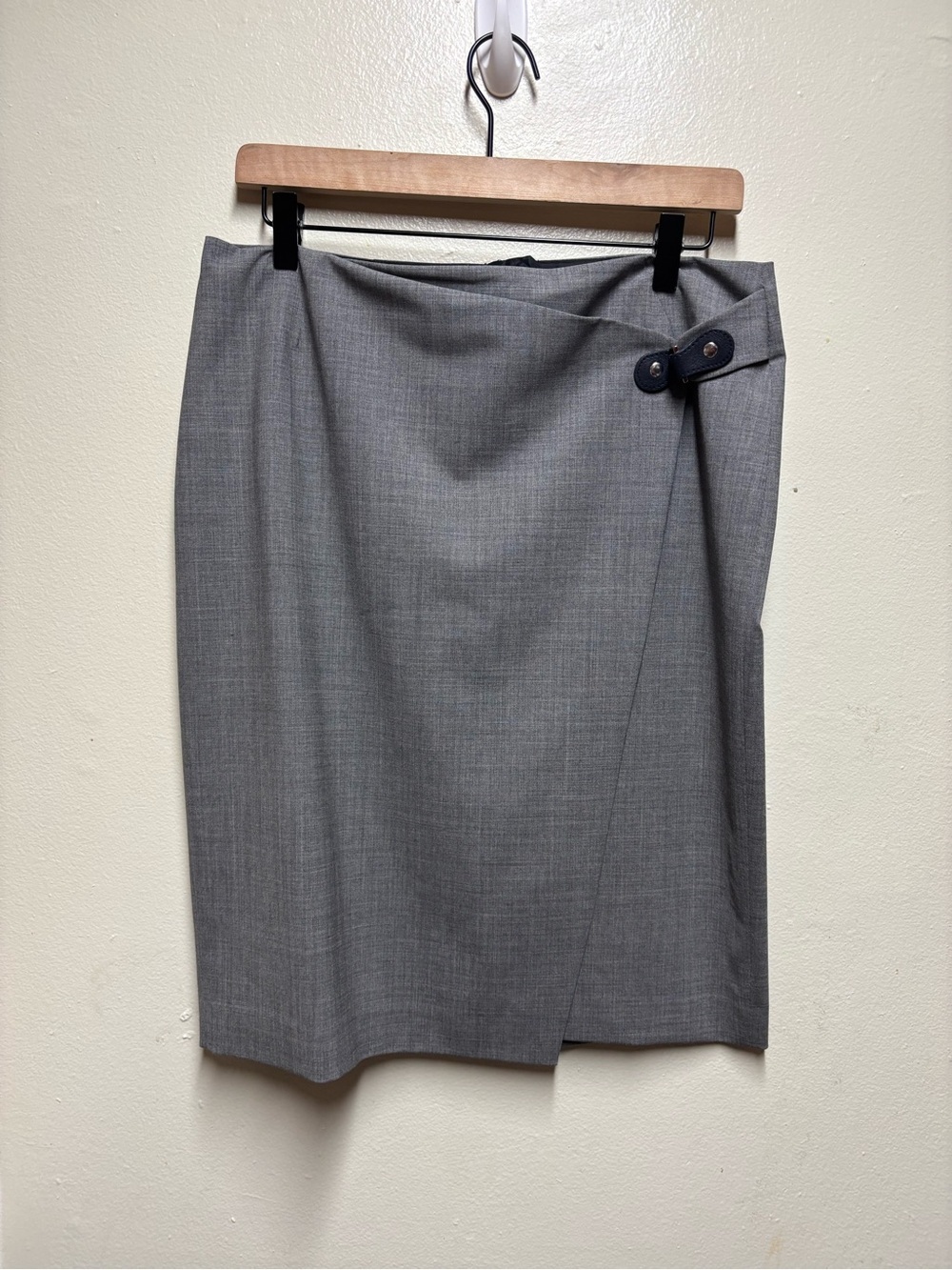 Lafayette 148  New York gray wrap-style pencil skirt women's 8 virgin wool blend
